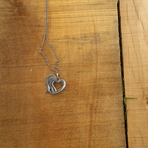 A silver heart necklace - Picture 1 of 4